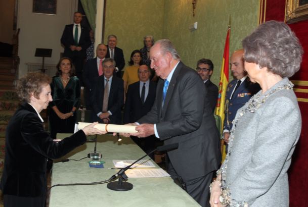 Su Majestad el Rey Don Juan Carlos entrega el diploma de la “Medalla Echegaray 2016” de la Real Academia de Ciencias, a Margarita Salas Fa